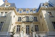 Accueil chaleureux dans un cadre prestigieux, entre élégance et discrétion.